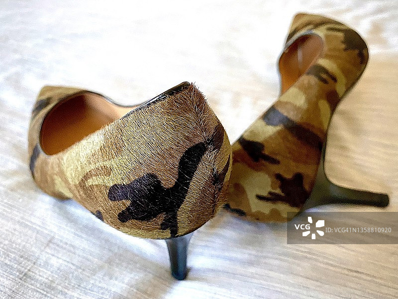 迷彩印花高跟鞋图片素材