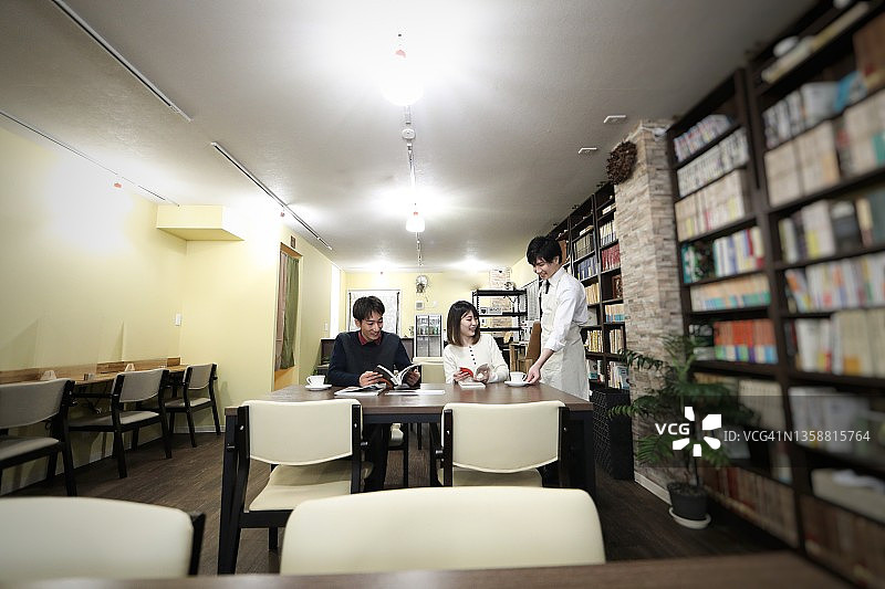 书店咖啡馆店主与顾客聊天购物图片素材