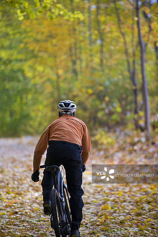 十月砾石自行车骑行图片素材