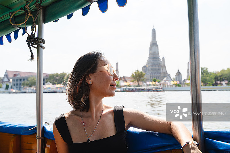 白人女性在曼谷湄南河乘船游览图片素材