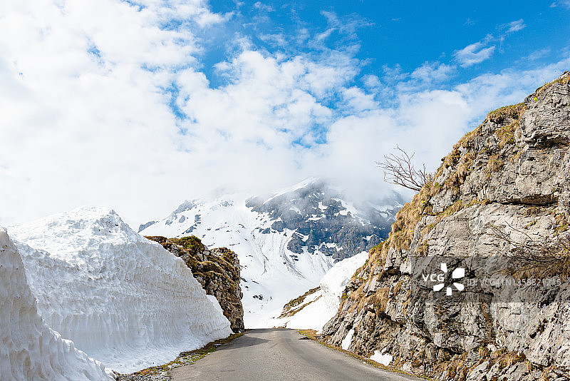 瑞士阿尔卑斯山的雪后山路图片素材