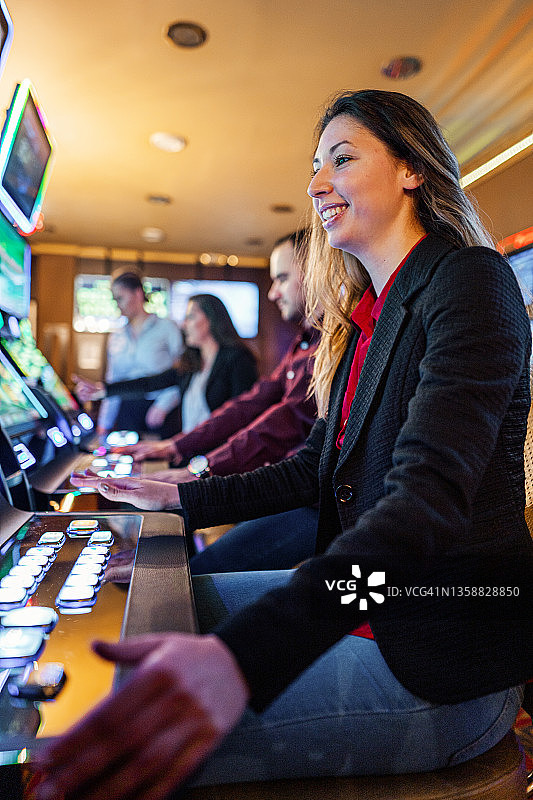 朋友们在老虎机上赌博图片素材