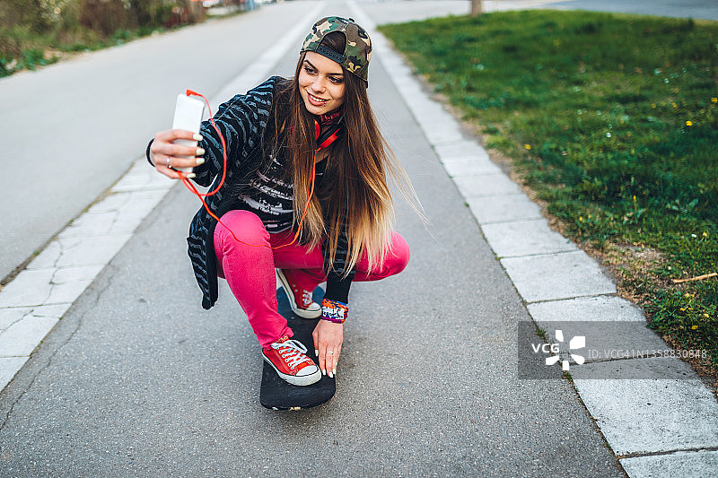 玩滑板自拍的女人图片素材