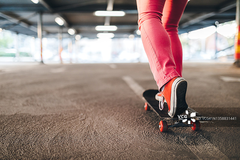 停车场滑板运动图片素材