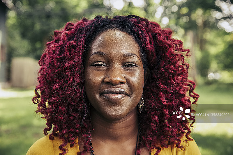 一头红色染发的快乐年轻女子图片素材