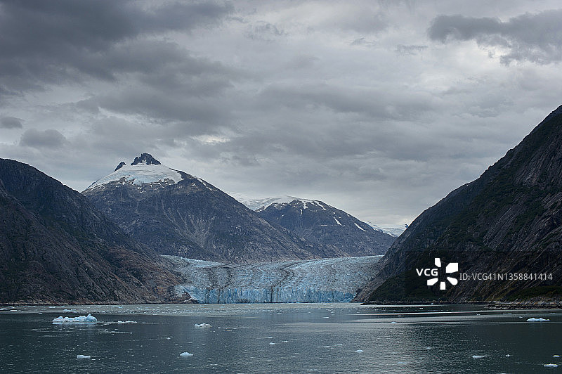阿拉斯加的恩迪科特峡湾和道斯冰川图片素材