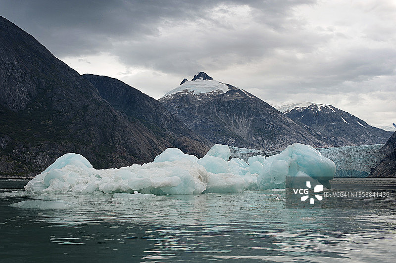 美国阿拉斯加恩迪科特峡湾与道斯冰川图片素材