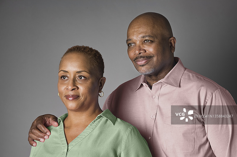 中年非洲裔夫妇影棚肖像图片素材