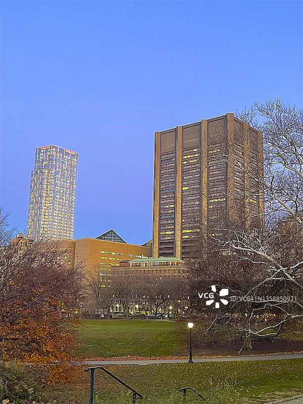 纽约市中央公园上空的西奈山医院暮色图片素材