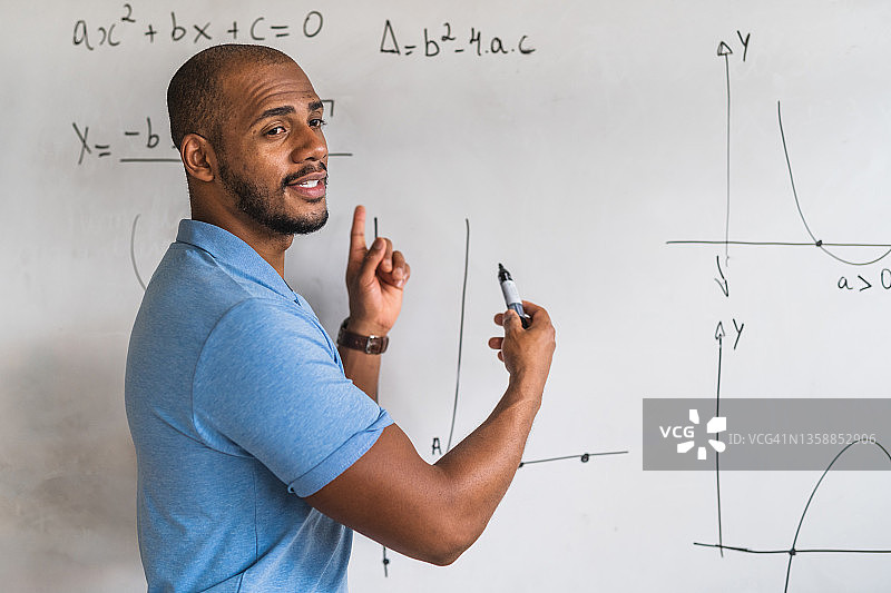 数学老师教学巴斯卡公式图片素材
