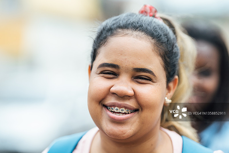 微笑的学生肖像图片素材