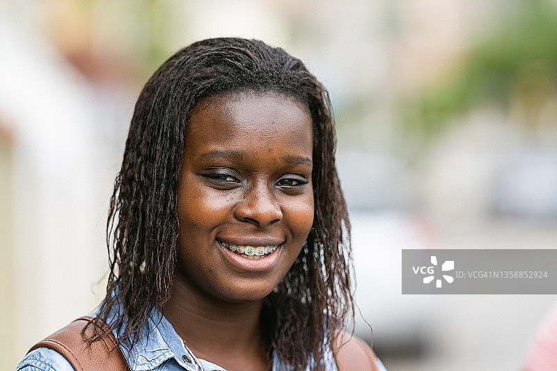 微笑的学生肖像图片素材