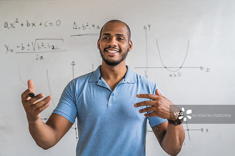 教室里的数学老师图片素材