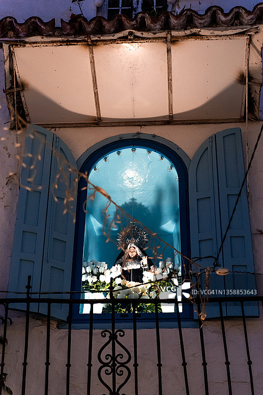 窗户里的圣母雕像图片素材