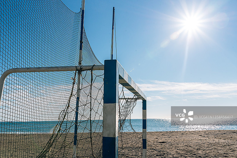 沙滩上的足球门景色图片素材