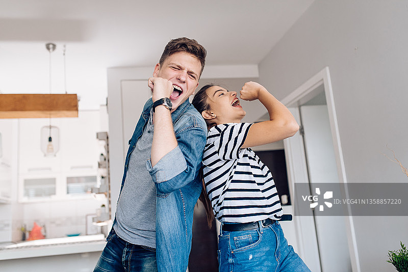 青少年在家唱歌跳舞，玩得很开心图片素材