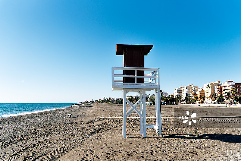 海滩上的木制救生员小屋图片素材