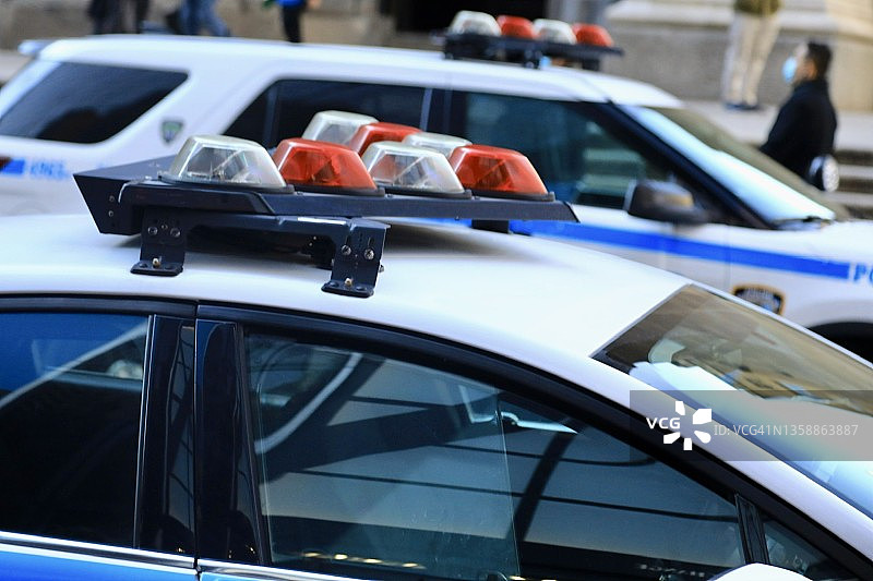 犯罪现场带有高架频闪灯的警车图片素材