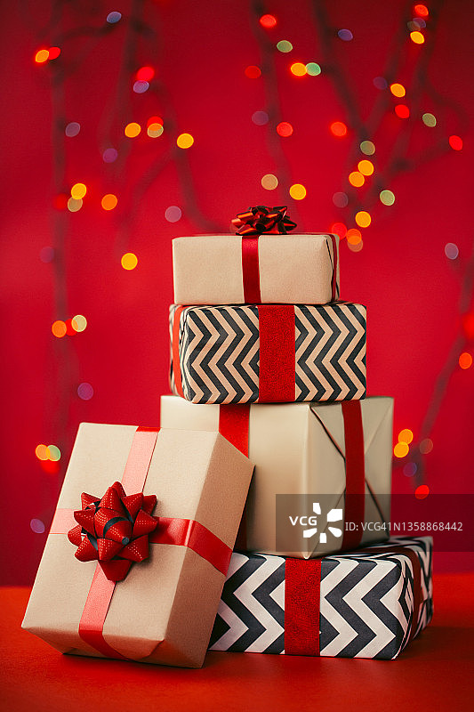 堆叠的包装礼品盒，新年概念图片素材