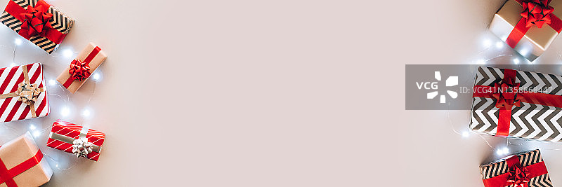 圣诞礼物和彩灯灰色背景Web banner新年庆祝概念图片素材
