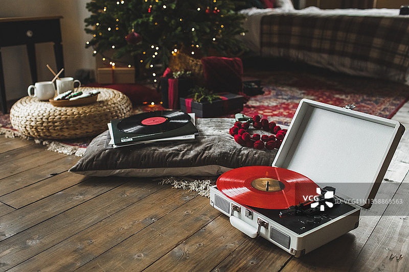 在圣诞装饰公寓中播放黑胶唱片的唱片播放机图片素材