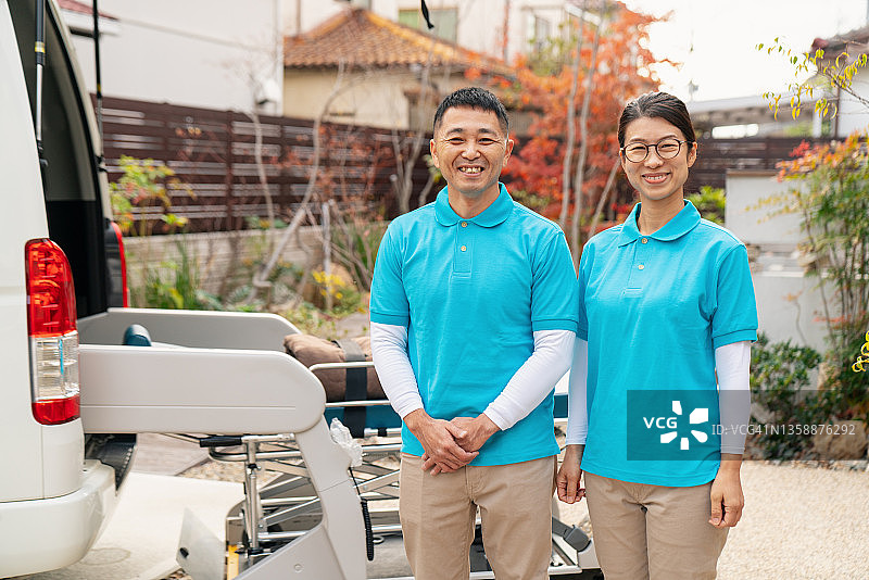 两位护理员的肖像图片素材