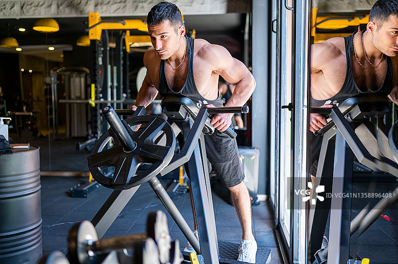 男人在室内健身图片素材