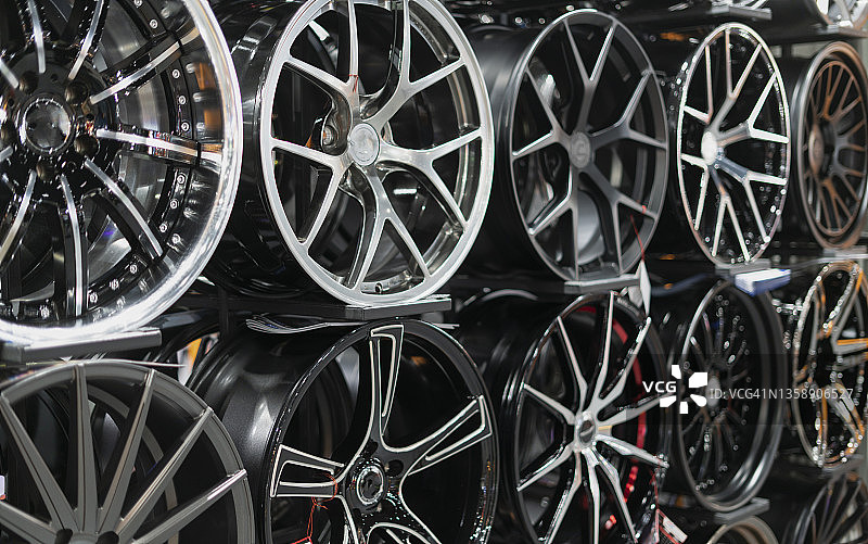 专卖店里的大轮毂图片素材