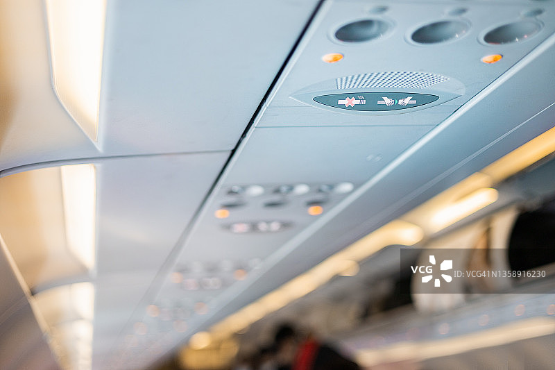 飞机上的系好安全带和禁止吸烟标志图片素材