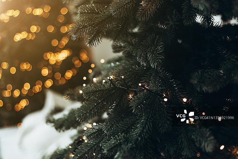 圣诞树与花环，以及成堆的雪图片素材