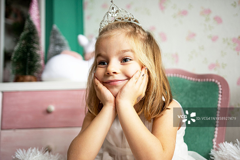 戴着头饰的女孩图片素材