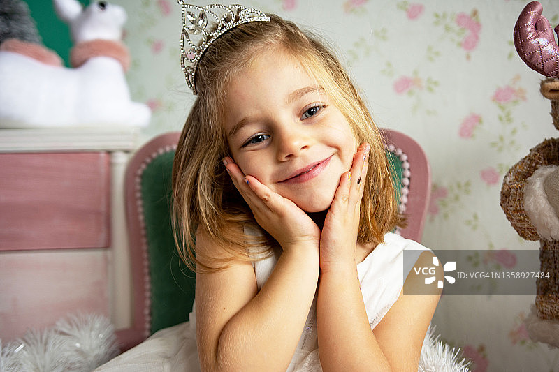 戴着头饰的女孩图片素材