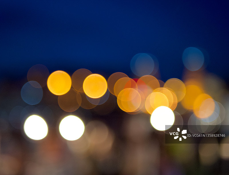 深色背景上的浅色散景图片素材