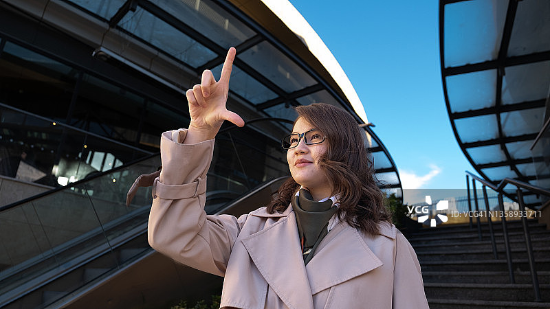 戴智能眼镜通勤的女商人图片素材