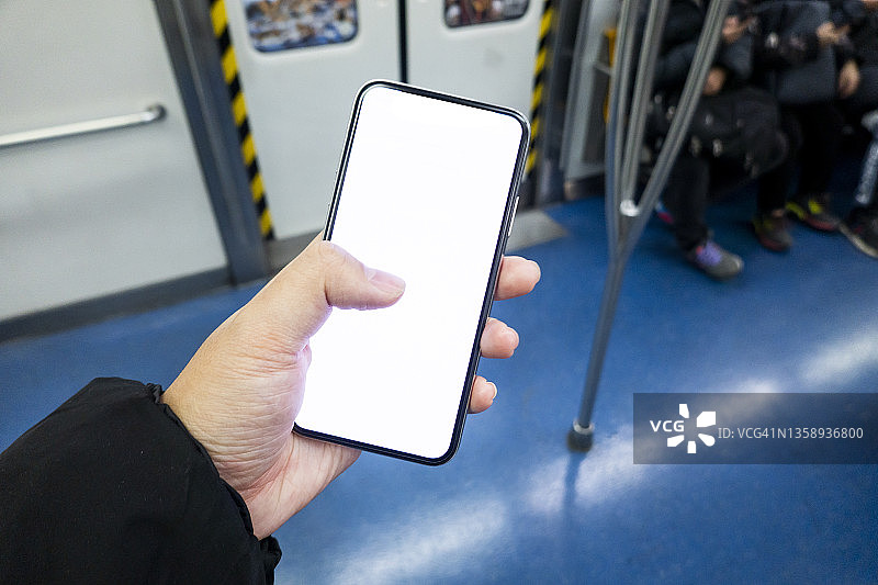 在中国地铁使用5G智能手机图片素材