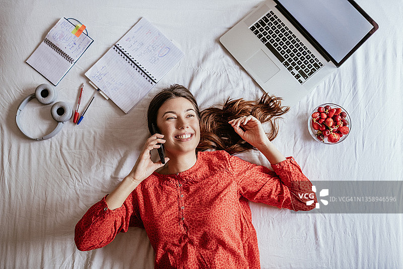 千禧一代在家与朋友和家人聊天图片素材