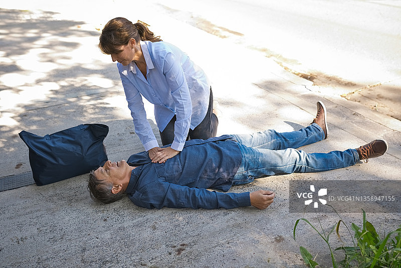 女人给年长的男人急救图片素材