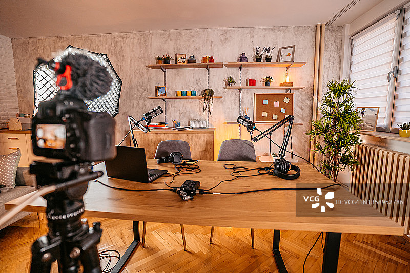 播客工作室和录制它的相机图片素材