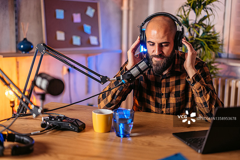 男人录制播客图片素材