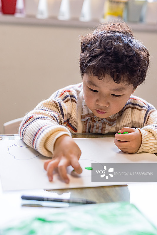 玩橡皮泥绘画的小男孩图片素材