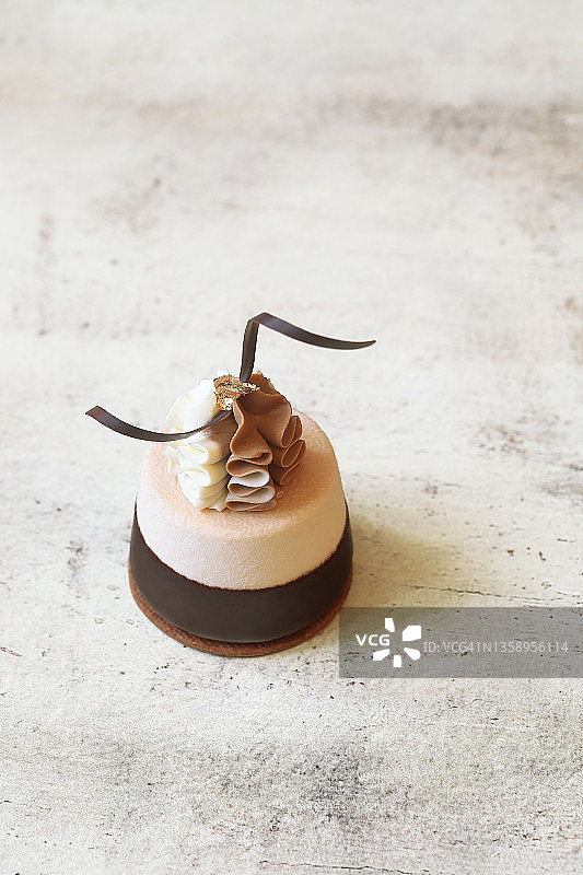 现代咖啡巧克力迷你慕斯蛋糕图片素材