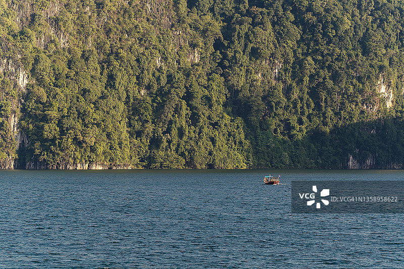 游客乘坐长尾船游览Cheow Lan水坝图片素材