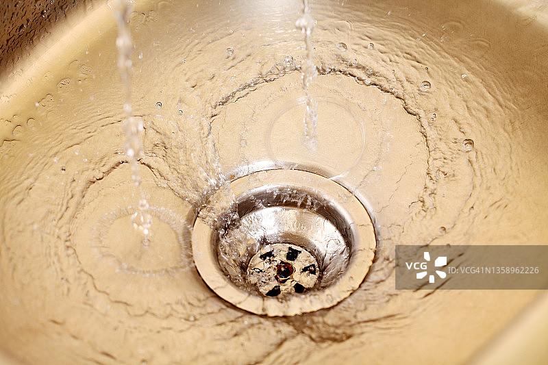 不锈钢水槽塞孔特写-节约用水概念图片素材