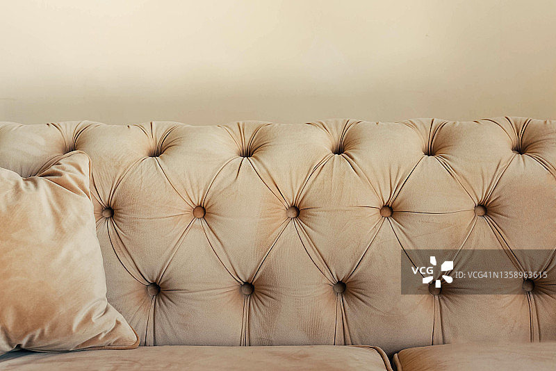 美丽的米色纹理天鹅绒沙发图片素材