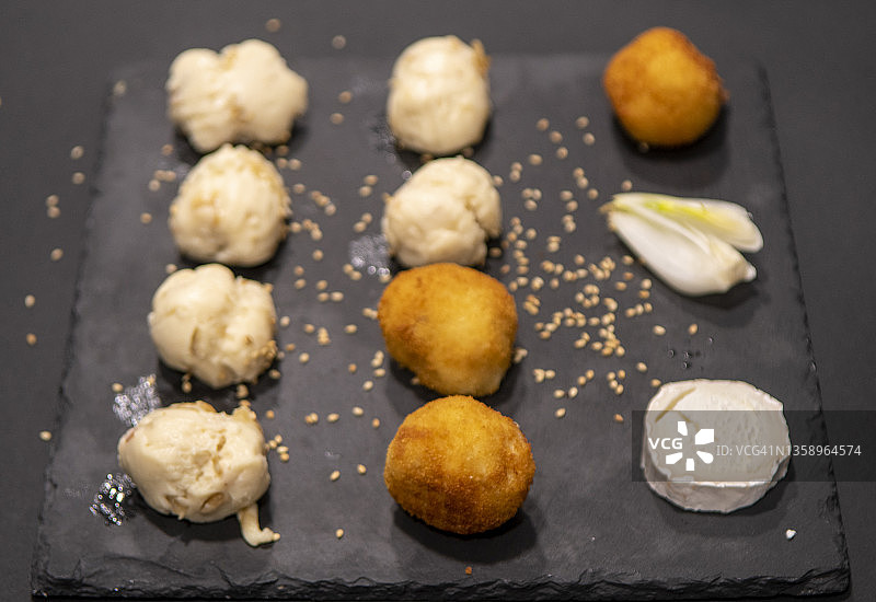 洋葱奶酪炸丸子食物组合图片素材