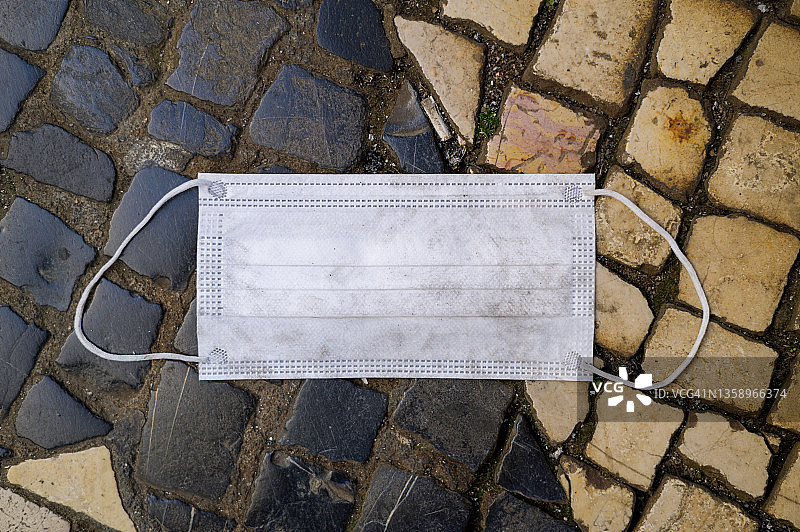 废弃的医用口罩图片素材