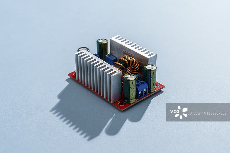 蓝色背景上的印刷电路板特写图片素材