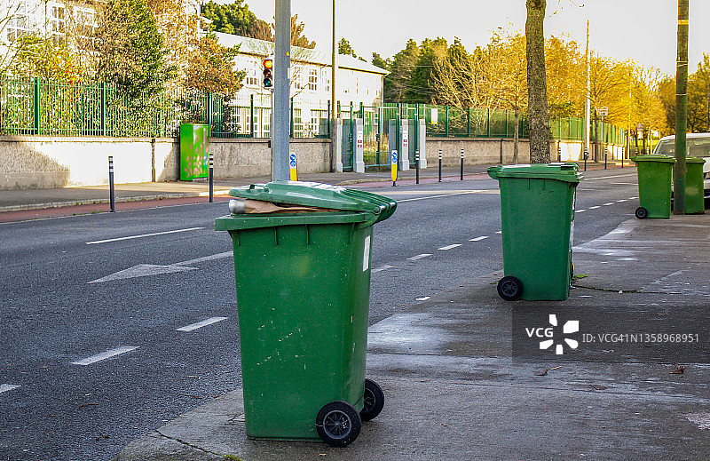 准备收集的垃圾箱图片素材