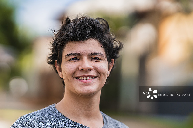 男孩看着镜头的正面照图片素材