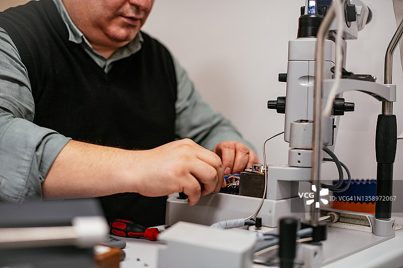 技术员正在修理显微镜图片素材